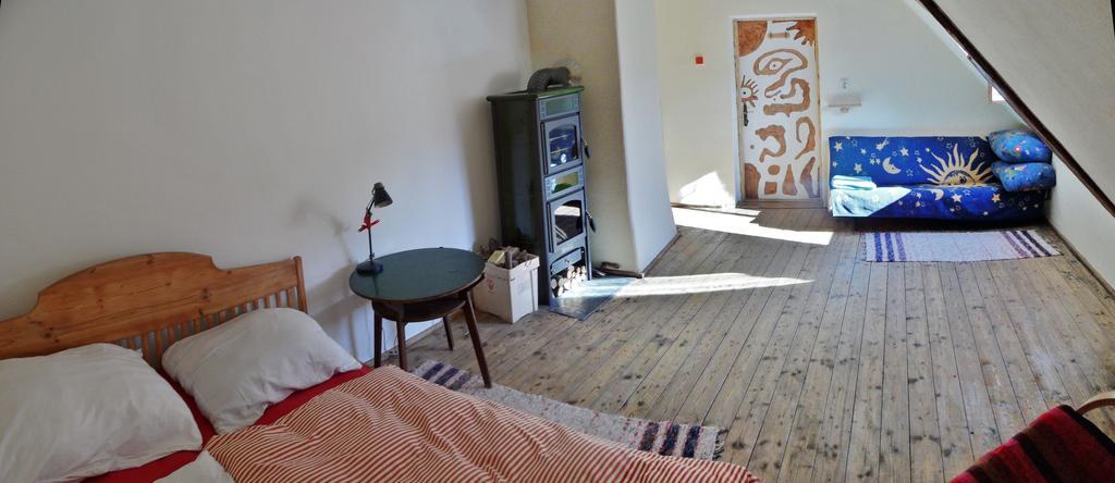 Lazy River Hostel Loket Bilik gambar